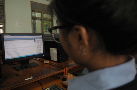 Siswa SMKN 1 Jakarta uji coba kerjakan soal UN online
