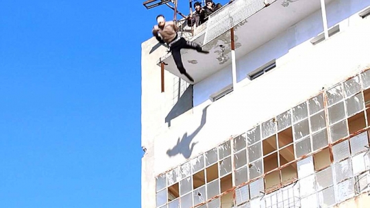 Aksi sadis ISIS lempar gay dari atas gedung jadi tontonan warga