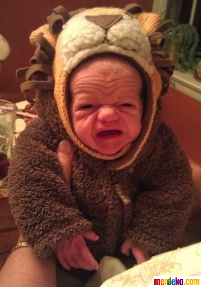 Foto Berekspresi cemberut wajah bayi bayi yang lucu ini 