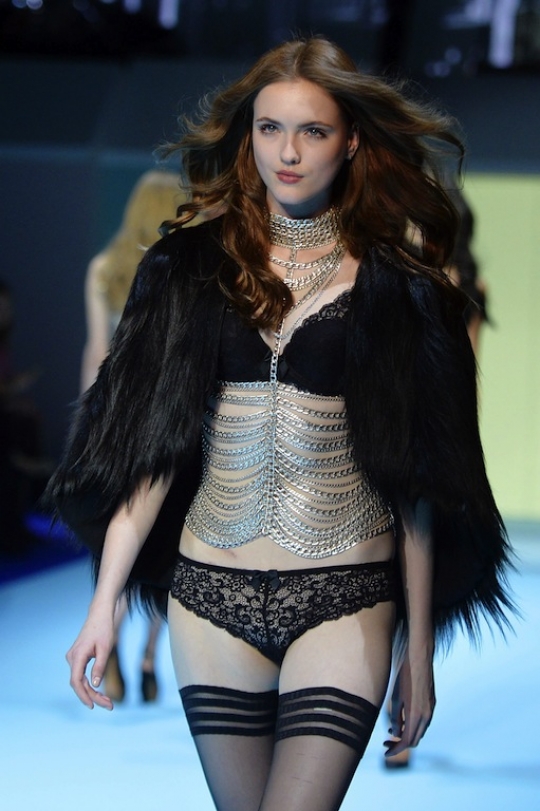 Pesona model lingerie cantik di catwalk Molitor Paris