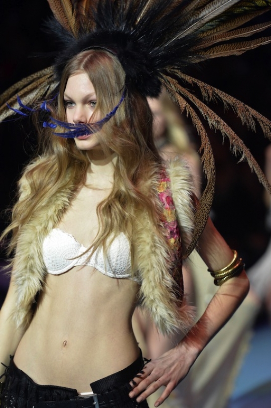 Pesona model lingerie cantik di catwalk Molitor Paris