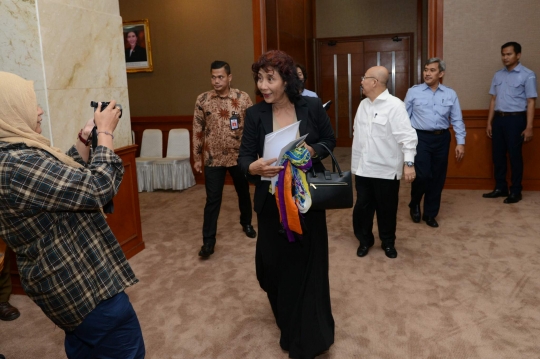 Gaya Menteri Susi saat audit perizinan kapal eks-asing
