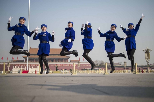 Aksi centil wanita penyambut tamu Kongres Rakyat Nasional China