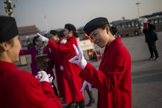 Aksi centil wanita penyambut tamu Kongres Rakyat Nasional China