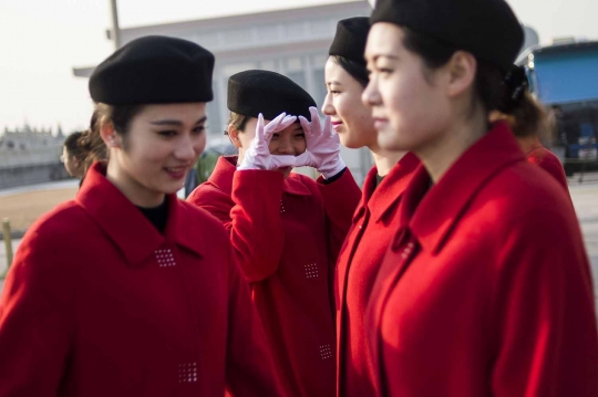 Aksi centil wanita penyambut tamu Kongres Rakyat Nasional China