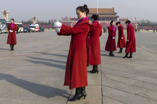 Aksi centil wanita penyambut tamu Kongres Rakyat Nasional China