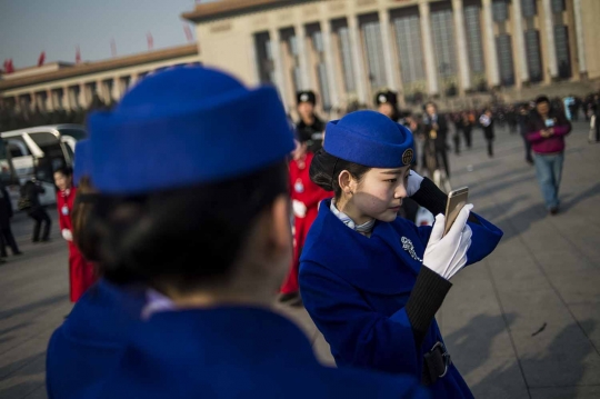 Aksi centil wanita penyambut tamu Kongres Rakyat Nasional China