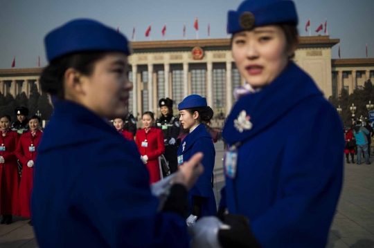 Aksi centil wanita penyambut tamu Kongres Rakyat Nasional China