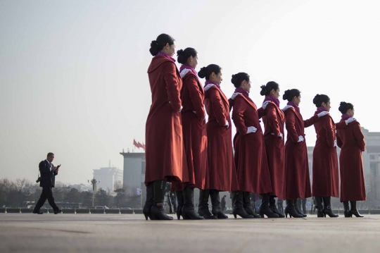 Aksi centil wanita penyambut tamu Kongres Rakyat Nasional China