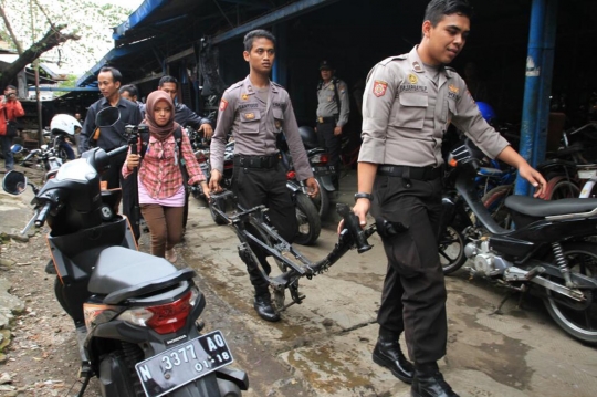 Polisi razia pasar penadah onderdil motor bekas di Malang