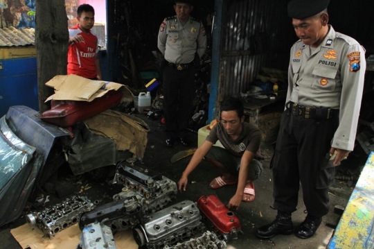 Polisi razia pasar penadah onderdil motor bekas di Malang