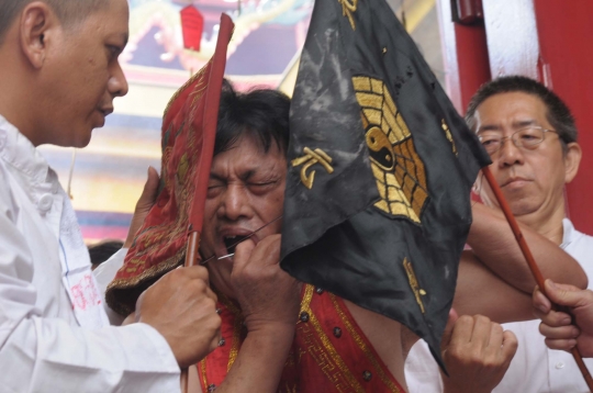 Arak-arakan Tatung dan Toapekong meriahkan Cap Go Meh di Cideng