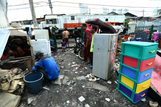 Imbas kebakaran, ribuan warga Kebon Melati mengungsi di pinggir rel