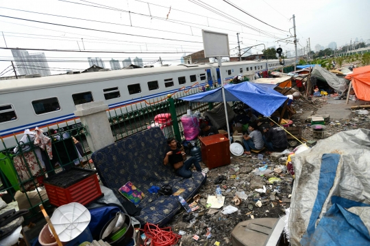 Imbas kebakaran, ribuan warga Kebon Melati mengungsi di pinggir rel