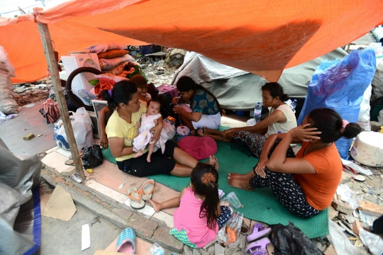 Imbas kebakaran, ribuan warga Kebon Melati mengungsi di pinggir rel