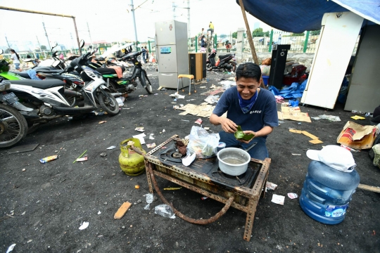 Imbas kebakaran, ribuan warga Kebon Melati mengungsi di pinggir rel