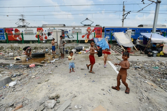 Imbas kebakaran, ribuan warga Kebon Melati mengungsi di pinggir rel