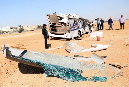 Tragis, kereta hantam bus sekolah hingga remuk di Mesir, 7 tewas