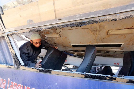 Tragis, kereta hantam bus sekolah hingga remuk di Mesir, 7 tewas