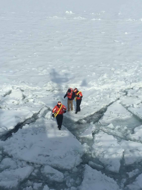 Konyol, pria ini nekat seberangi sungai es dari Detroit ke Kanada