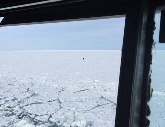 Konyol, pria ini nekat seberangi sungai es dari Detroit ke Kanada