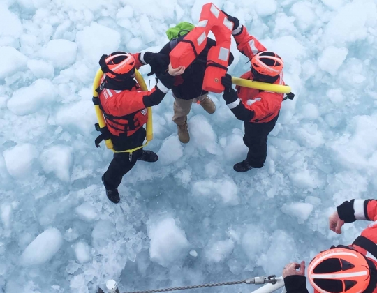 Konyol, pria ini nekat seberangi sungai es dari Detroit ke Kanada