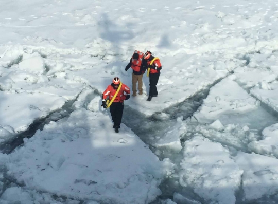 Konyol, pria ini nekat seberangi sungai es dari Detroit ke Kanada