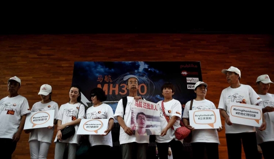Isak tangis keluarga korban hiasi peringatan setahun hilangnya MH370