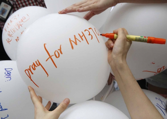 Isak tangis keluarga korban hiasi peringatan setahun hilangnya MH370