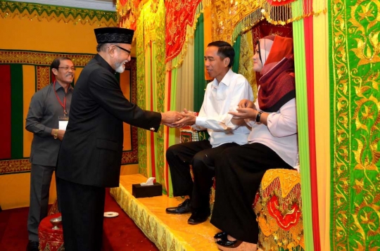 Blusukan ke Aceh, Jokowi diberi kopiah kehormatan Meukeutop