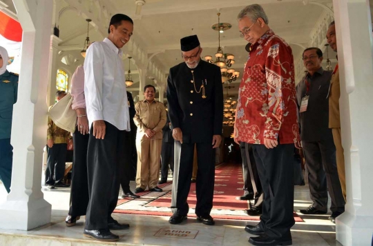 Blusukan ke Aceh, Jokowi diberi kopiah kehormatan Meukeutop