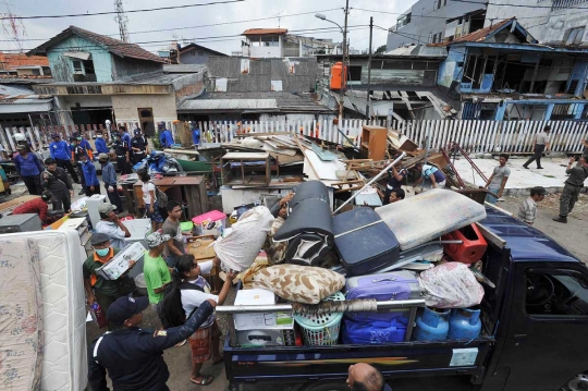 Petugas PT KAI bongkar 9 rumah warga di kawasan Stasiun Kemayoran