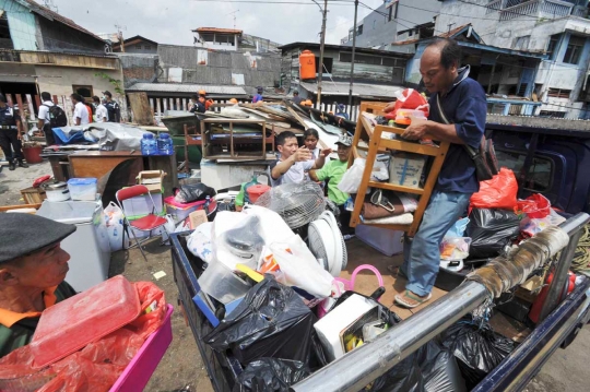 Petugas PT KAI bongkar 9 rumah warga di kawasan Stasiun Kemayoran