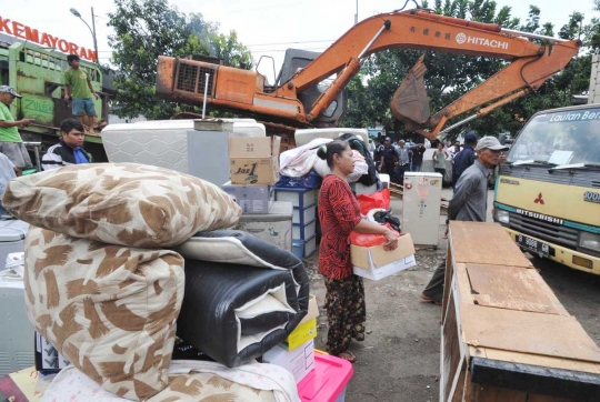 Petugas PT KAI bongkar 9 rumah warga di kawasan Stasiun Kemayoran