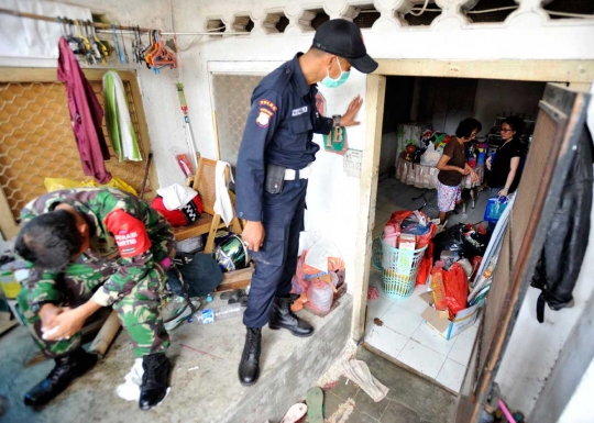 Petugas PT KAI bongkar 9 rumah warga di kawasan Stasiun Kemayoran