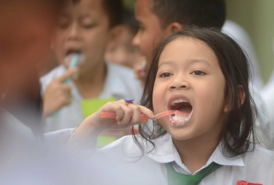 Lucunya murid-murid SD belajar menyikat gigi bersama Formula