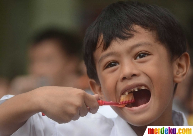 Foto : Lucunya murid-murid SD belajar menyikat gigi 