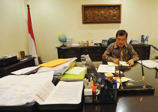 Melihat aktivitas Wapres Jusuf Kalla di ruang kerjanya