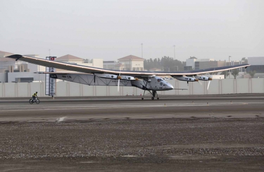 Pesawat tenaga surya Solar Impulse 2 mulai misi keliling dunia