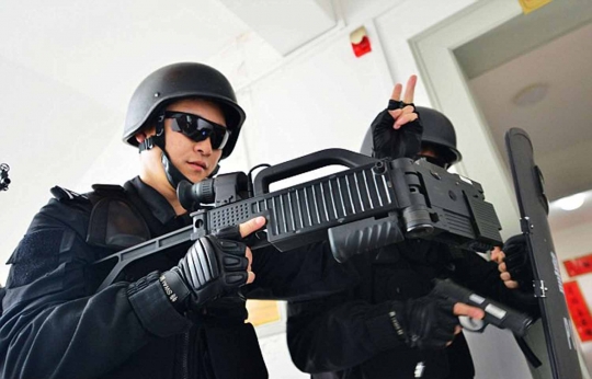 Senjata baru tim SWAT China, bisa ditekuk dan dilengkapi monitor