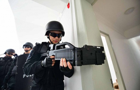 Senjata baru tim SWAT China, bisa ditekuk dan dilengkapi monitor