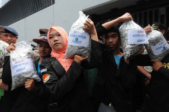 21 Ribu koin untuk Tony Abbott diserahkan ke Kedubes Australia