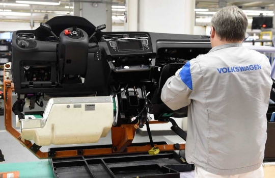 Menengok kecanggihan teknologi 'rak mobil' di pabrik VW Jerman