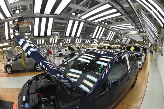 Menengok kecanggihan teknologi 'rak mobil' di pabrik VW Jerman