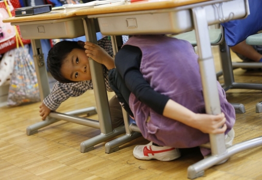 Kepanikan murid SD di Jepang latihan simulasi gempa