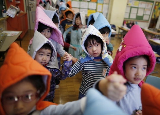 Kepanikan murid SD di Jepang latihan simulasi gempa