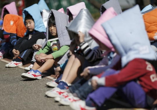 Kepanikan murid SD di Jepang latihan simulasi gempa