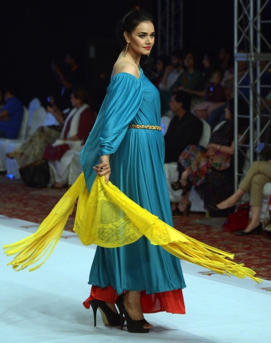 Pesona model cantik Pakistan di South Asia fashion show