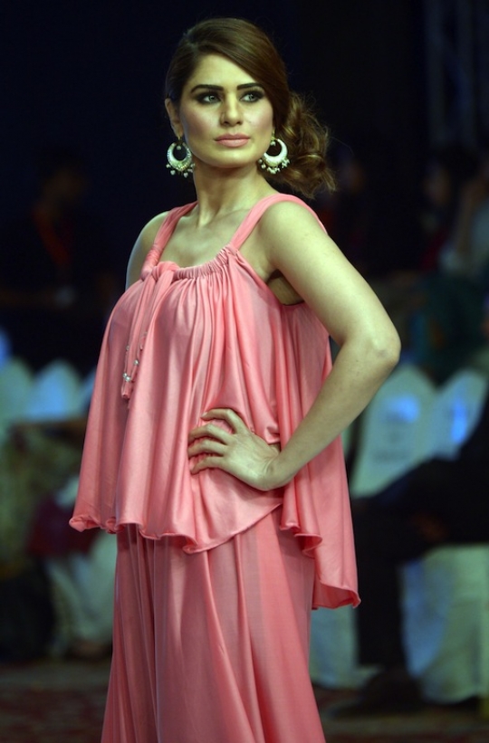 Pesona model cantik Pakistan di South Asia fashion show