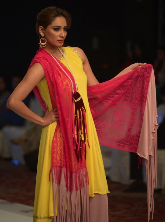 Pesona model cantik Pakistan di South Asia fashion show